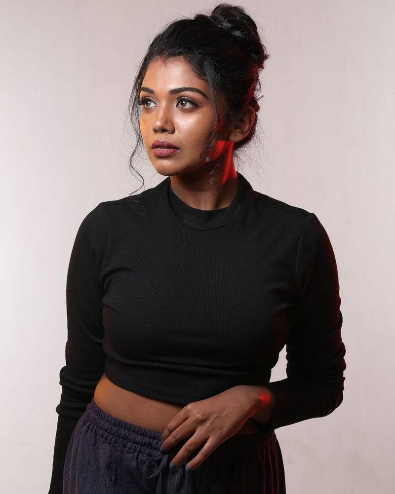 Bigg Boss fame Riythvika Hot Short dress photo shoot going viral in social media