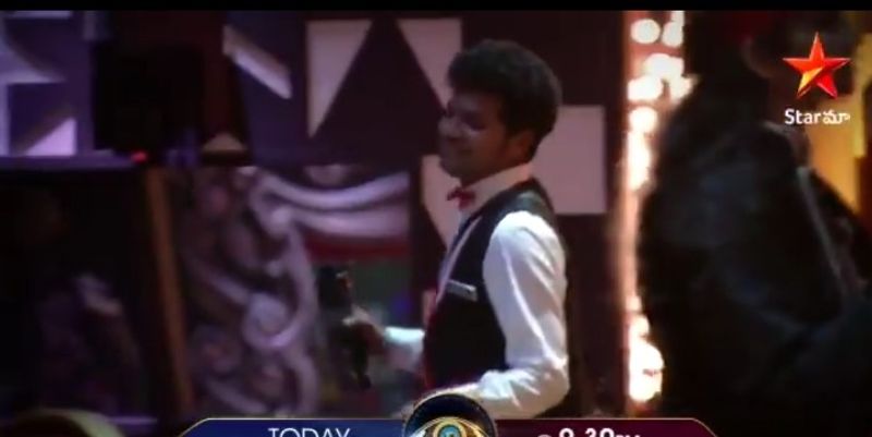 బిగ్ బాస్ హోటల్ లో గెస్ట్ లుగా ఉన్న సోహైల్ కి సర్వ్ చేసిన ఫుడ్ శుభ్రంగా లేదు. హోటల్ సర్వెంట్స్ గా ఉన్న అవినాష్ ఎవరికీ తెలియకుండా ఫుడ్ లో పిన్ వేశాడు. బిగ్ బాస్ ఇచ్చిన సీక్రెట్ టాస్క్ లో భాగంగా అలా చేయడం జరిగింది. ఐతే ఫుడ్ ప్లేట్ లో మొదట ఒక వెంట్రుకను చూసిన సోహైల్, ఆ తరువాత పిన్ చూసి మరింత ఇరిటేట్ అయ్యారు.
