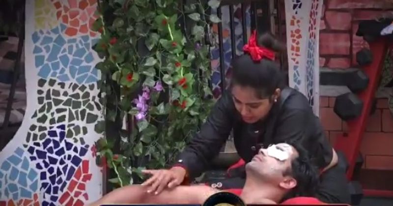 సోహైల్ మోనాల్ చేత స్పాలో అనేక సేవలు చేయించుకున్నాడు. నీకు లైఫ్ లో బెస్ట్ మూమెంట్ ఏమిటని మోనాల్ సోహైల్ ని అడుగగా, బిగ్ బాస్ కి రావడమే అని చెప్పాడు.