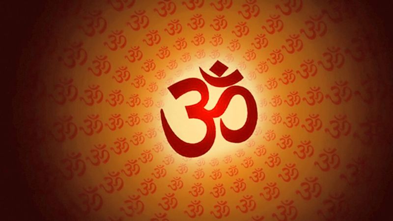 ऊं का चिह्न
ऊं का चिह्न घर में रखने से एक ख़ास प्रकार की ऊर्जा का संचार होता है, जो घर में रोगों को उतपन्न करने वाली ऊर्जा को नष्ट करती है। इसे आप घर के प्रवेश द्वार के पास, घर के मध्य में या घर के किसी भी कोने में रख सकते हैं।
