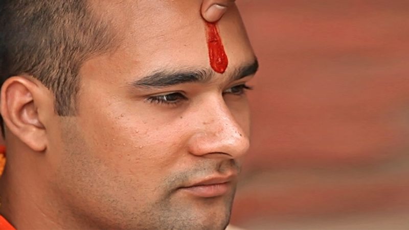 5. अगर गुरु संतान प्राप्ति में बाधक हो तो प्रत्येक गुरूवार को केसर व चंदन मिलाकर तिलक लगाएं। साथ ही पीली हल्दी, पीला चन्दन गुरु मंदिर में दान करें।
