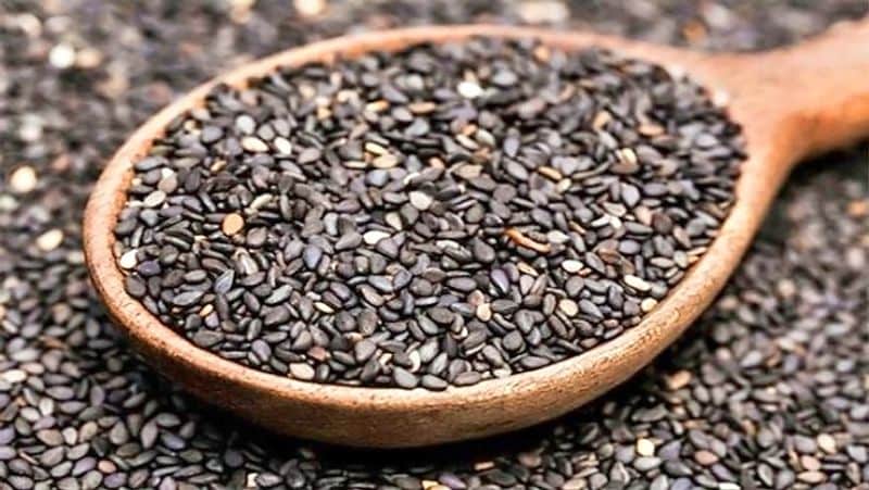 7. अगर संतान प्राप्ति में शनि बाधक हो तो एक मुट्ठी काले तिल जमीन में दबा दें। साथ ही लोहे की कील व चाकू शनि मंदिर में दान करें।
