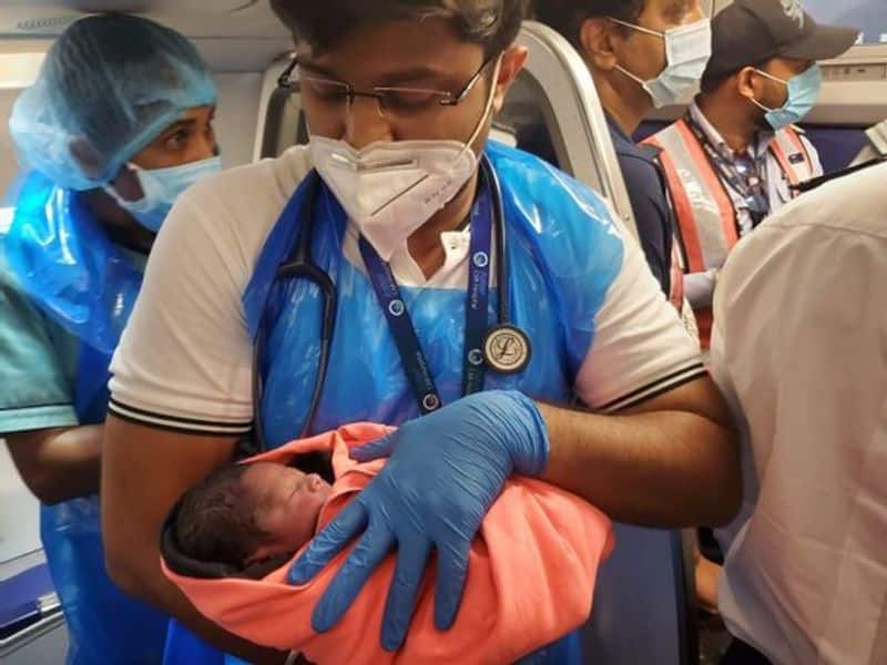 Woman gives birth to baby boy aboard flight travelling from Delhi to Bengaluru -ymn