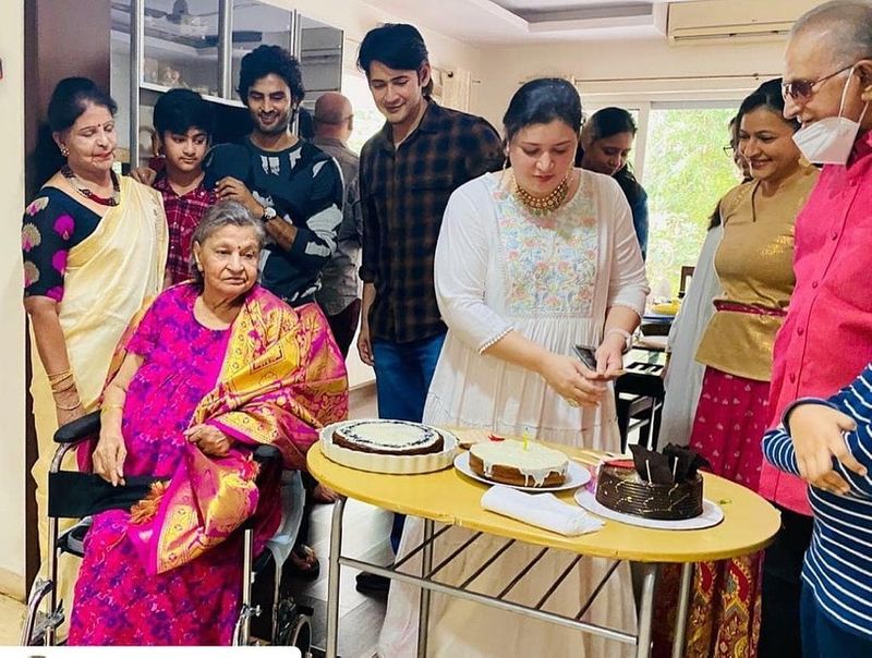 ప్రస్తుతం ఆయా ఫోటోలు సోషల్ మీడియాలో వైరల్ అవుతున్నాయి. మహేష్ భార్య, నటి నమ్రతా, సుధీర్బాబు ఇన్స్టాగ్రామ్ ద్వారా ఈ ఫోటోలను అభిమానులతో పంచుకున్నారు. 