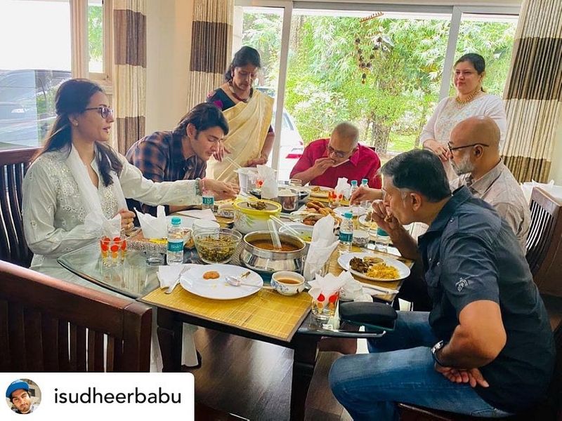 బర్త్ డే అనంతరం అందరు కలిసి విందు ఆరగిస్తున్న దృశ్యం.