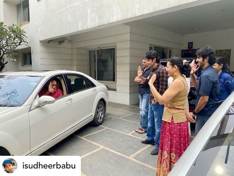 సుధీర్ ఇంటి నుంచి సూపర్ స్టార్ కృష్ణ వెళ్లిపోతుండగా, బాయ్ చెబుతున్న దృశ్యం.
