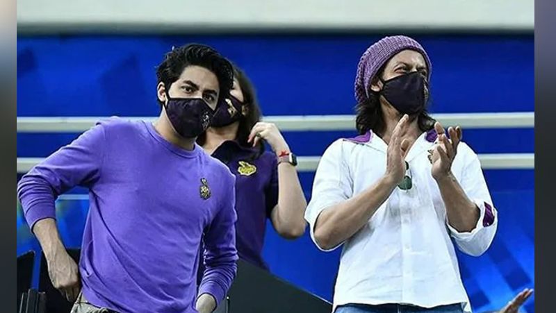 Shah Rukh Khan and his family involved in controversy while watching the KKR vs CSK match in IPL 2020 spb