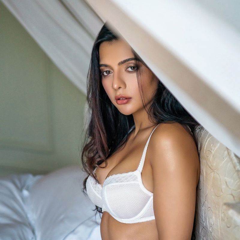 mosagallu heroine ruhi singh sexy photos goes viral on social media arj