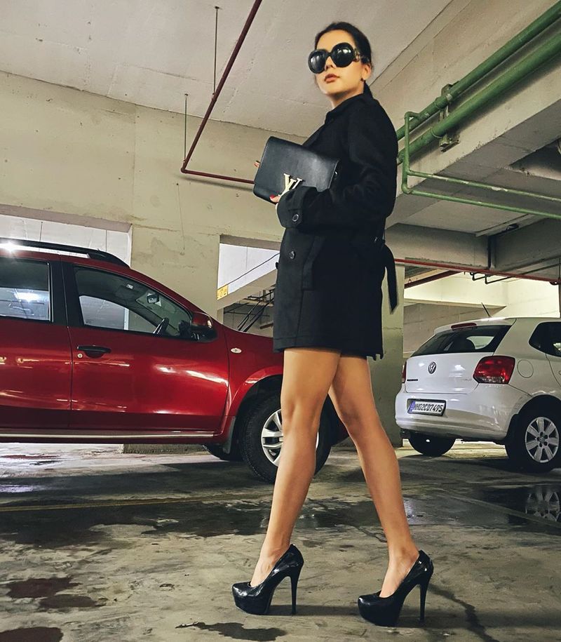 mosagallu heroine ruhi singh sexy photos goes viral on social media arj
