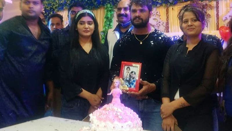 लेकिन, इस दौरान सेट पर खेसारी ने बेटी की फोटो साथ में जरूर रखी थी। इससे साफ तौर से जाहिर है कि वो अपनी बेटी से कितना प्यार करते हैं और जाहिर तौर पर उन्होंने बेटी को बर्थडे पर मिस किया होगा।