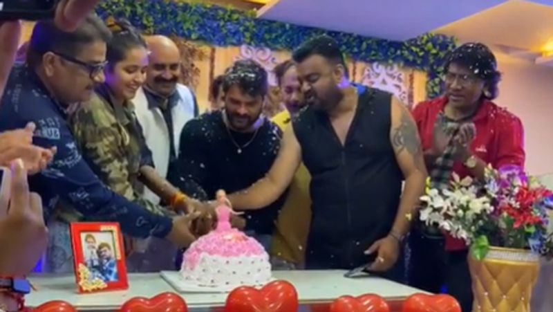 बता दें, इन दिनों कोरोना महामारी के चलते स्टार्स फिल्म की शूटिंग्स के लिए ही घर से बाहर निकल रहे हैं और परिवार के बाकी के सदस्य बाहर निकलना या किसी भी तरह के सेलिब्रेशन को अवॉइड कर रहे हैं। इसलिए, खेसारी ने भी फिल्म के सेट पर ही बिना पत्नी और बेटी के ही बर्थडे सेलिब्रेट कर लिया।
