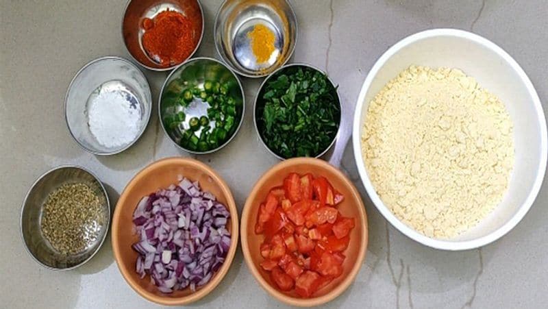 सामग्री
1 छोटा कप बेसन, 1 कप पानी, 2 स्पून मैदा, 2 स्पून हरा धनिया, 1/2 स्पून हरी मिर्च, 2 स्पून बारीक कटी प्याज, 2 स्पून बारीक कटी टमाटर, 1/4 स्पून बेकिंग पाउडर, स्वादानुसार नमक, 1 स्पून बटर या तेल सेंकने के लिए