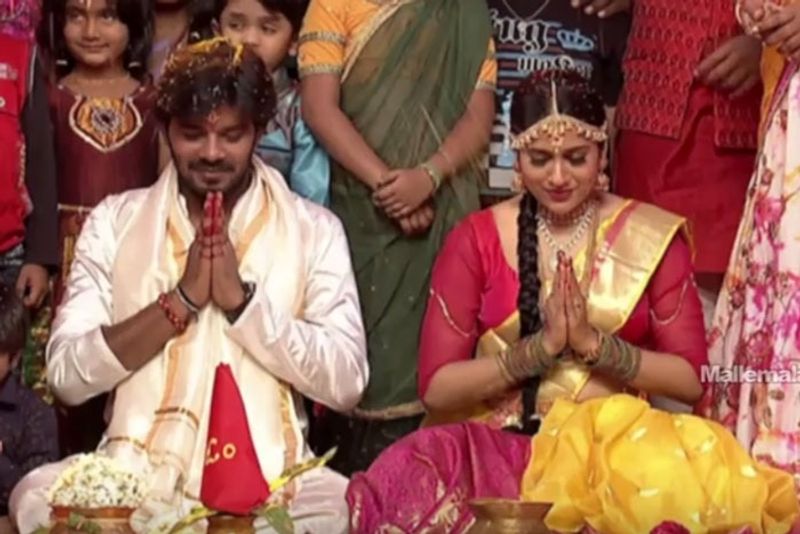 బుల్లితెరపై సుడిగాలి సుధీర్, రష్మీ మంచి పెయిర్. వారి కాంబినేషన్ ని వెండితెరపై ప్రభాస్ అనుష్కలతో పోలుస్తూ.... వారిరువురికి పెళ్లెప్పుడని ఫాన్స్ అడుగుతూ ఉంటారో వీరి జోడికి కూడా అదే స్థాయిలో ఫ్యాన్ ఫాలోయింగ్ ఉంది. ఈ జంట కెమిస్ట్రీ గురించి వేరుగా చెప్పనవసరం లేదు. వీరి పెయిర్ ఎంతలా హిట్ అయిందంటే.... ఈటీవీ వాళ్ళు ఒక ప్రోగ్రాం పెట్టి మరి వీరిరువురి పెళ్లి వేడుక అని ఒక పండగ ప్రోగ్రాం కానిచ్చేశారు. (Pic Credit Mallemala)