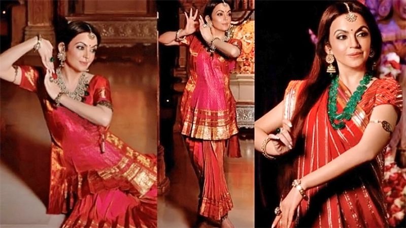 यह नीता अंबानी के भारत नाट्यम डांस की एक क्लासिक तस्वीर है। इस तस्वीर में उनका डांस स्किल साफ दिखाई पड़ता है। इस बात में कोई दो राय नहीं है कि अगर नीता अंबानी को मौका मिलता तो वे भारत नाट्यम की एक प्रोफेशनल डांसर होतीं। 