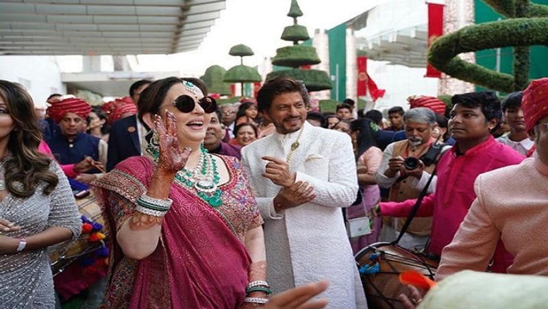 नीता अंबानी ने अपनी बेटी ईशा अंबानी और बेटे आकाश अंबानी की शादी में जम कर डांस किया था। इस तस्वीर में वे बॉलीवुड सुपरस्टार शाहरुख खान के साथ डांस करती नजर आ रही हैं। 