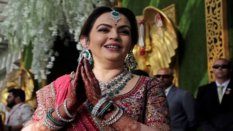 बेटे आकाश अंबानी की शादी के मौके पर नीता अंबानी ने अपने डांस से गेस्ट्स का मन मोह लिया था। नीता अंबानी नृत्य की एक भावपूर्ण मुद्रा में। 