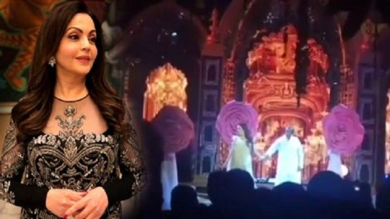 नीता अंबानी राधा-कृष्ण की लीलाओं पर आधारित डांस में महारत हासिल करती हैं। इस तस्वीर में वे स्टेज पर डांस करती नजर आ रही हैं। 