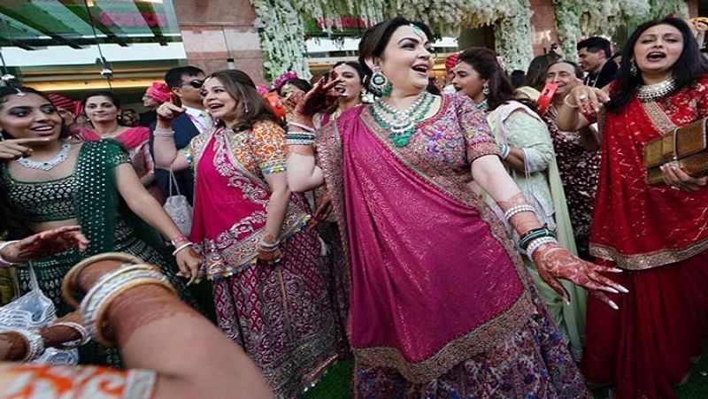 बेटे आकाश अंबानी की शादी के मौके पर नीता अंबानी ने गेस्ट्स के साथ जम कर डांस किया। वैसे, उनके डांस की ज्यादा तस्वीरें उपलब्ध नहीं हैं, लेकिन अपने डांस से उन्होंने सबका मन मोह लिया था। 