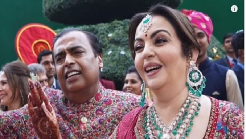 बेटे आकाश अंबानी की शादी में पति मुकेश अंबानी के साथ नीता अंबानी का यह डांस काफी चर्चित रहा। यह तस्वीर मीडिया में वायरल हो गई थी। 