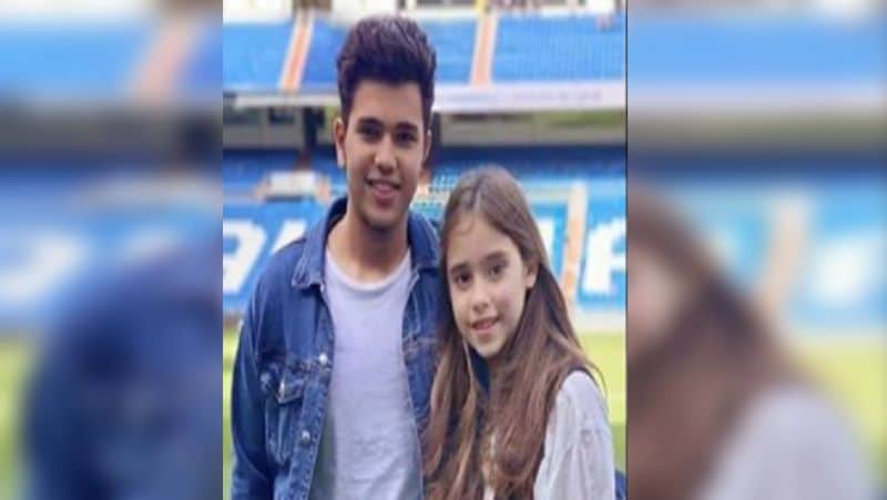 मुंबई इंडियंस के कप्तान और शानदार प्लेयर रोहित शर्मा (Rohit Sharma) और उनकी पत्नी रितिका की तस्वीर भी शेयर की गई है। जिसमें ये दोनों बहुत मासूम लग रहे हैं। रितिका की क्यूटनेस फैंस को उनकी बेटी से ज्यादा लग रही है।