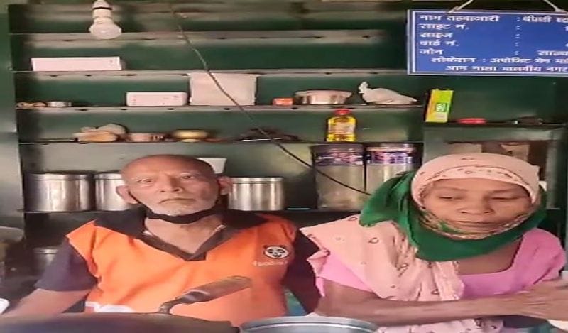 वीडियो में कपल रोता नजर आया। उनका कहना है कि उनका खाना टेस्टी होने के बावजूद नहीं बिकता। उनका मूल पैसा भी नहीं निकल पा रहा।
