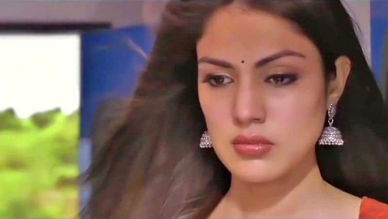 On the work front, Rhea will be seen next in Rumi Jaffery’s Chehre, along with Emraan Hashmi and Amitabh Bachchan. But the sad news he she was missing from the posters. And her name was also not mentioned in the list of cast members. 