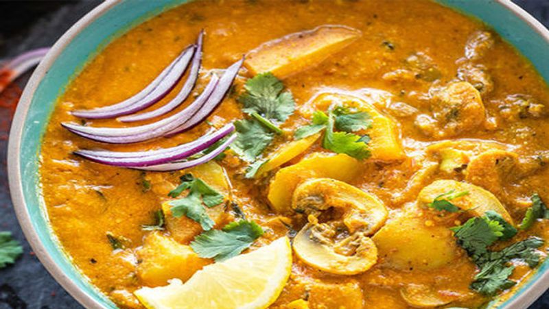 इसके अलावा नींबू का रस (Lemon Juice)डालकर भी सब्जी के तीखेपन को थोड़ा-सा कम किया जा सकता है। लेकिन नींबू सब्जी बनने के बाद ही डालें।