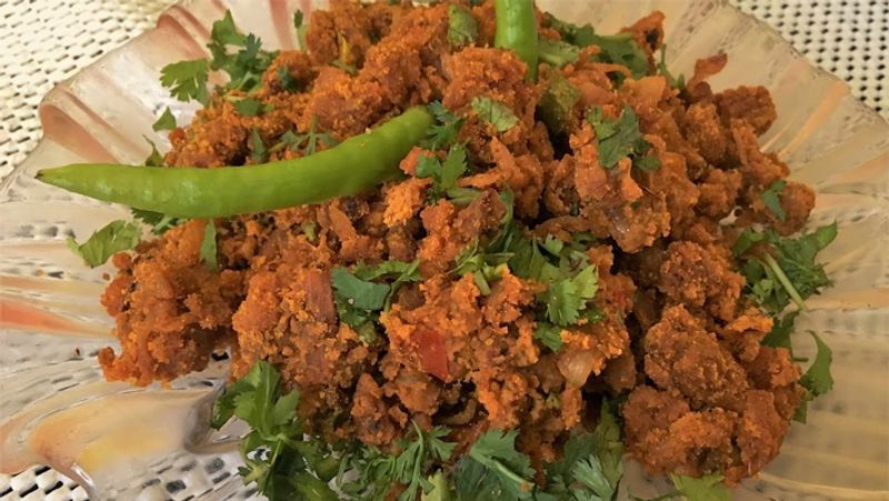 अगर सूखी सब्जी बनाते समय मिर्च ज्यादा पड़ गई हो तो इसमें थोड़ा-सा बेसन भूनकर मिला दें फिर देखिए तीखापन कैसे गायब होता है। भुना बेसन मिलाने से स्वाद भी बढ़ जाएगा।