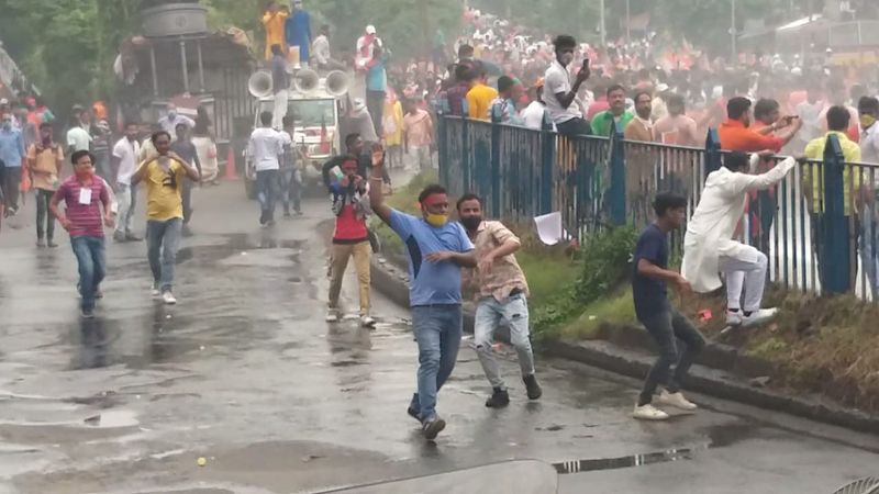 Police lathicharge BJP workes during Nabanna Abhijan ALB