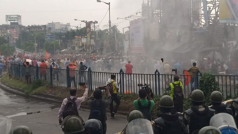 Police lathicharge BJP workes during Nabanna Abhijan ALB