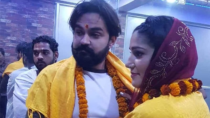 अब उनके घरवालों की तरफ से भी शादी की बात पर हामी भर दी गई है और बीती जनवरी को वीर के साथ उनकी कोर्ट मैरिज की बात भी सामने आ गई है। 