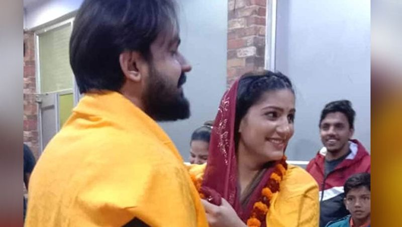 द वैदिक प्रभात फाउंडेशन में दोनों पिछले साल पहुंचे थे। दोनों ने एक संक्षिप्त कार्यक्रम में एक दूसरे के गले में वरमाला डालकर साथ जीवन गुजारने का फैसला लिया था।
