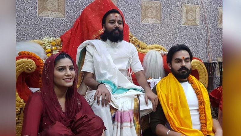 जिला मुख्यालय के नया चौक जापलिनगंज स्थित द वैदिक प्रभात फाउंडेशन के संत बद्री विशाल के मुताबिक इस कार्यक्रम के बाद दोनों ने आशीर्वाद लिया था।