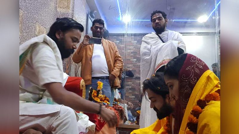 आपको बता दें कि उनकी शादी की पूरी कहानी यूपी के बलिया जिले के एक धार्मिक आश्रम में ही लिखी गई थी।