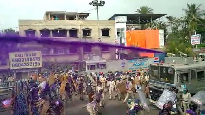Kolkata police allegedly used chemical in water cannon for Bjp road blocked ASB Kolkata police allegedly used chemical in water cannon for Bjp road blocked ASB