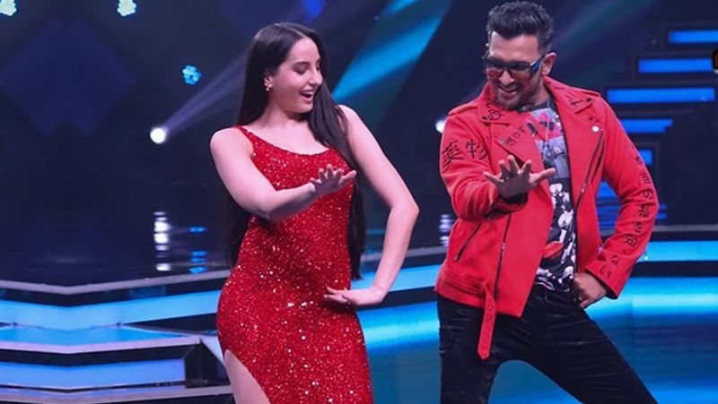 टेरेंस ने आगे कहा, मैं उनके साथ दो हफ्ते इंटिमेट सीक्वेंस की शूटिंग करने के बाद ऐसा कुछ क्यों करूंगा। शुक्र है कि मुझे जिंदगी भर महिलाओं का खूब प्यार और अटेंशन मिला है, जिससे मैं खुद को करप्ट महसूस नहीं करता। मेरे मन में नोरा के लिए बहुत सम्मान है। इस तरह की चीजें किसी 17 साल के इंसान को गुदगुदी करेंगी मैं 45 साल का हूं।