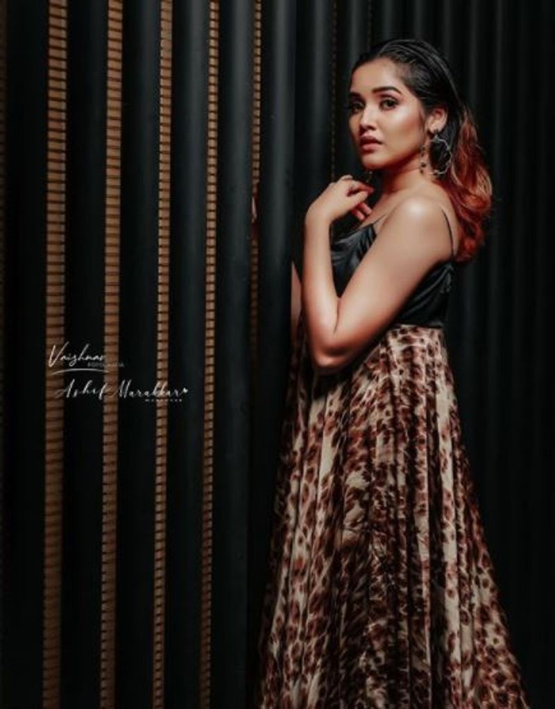 Anikha surendran Latest photos Going viral