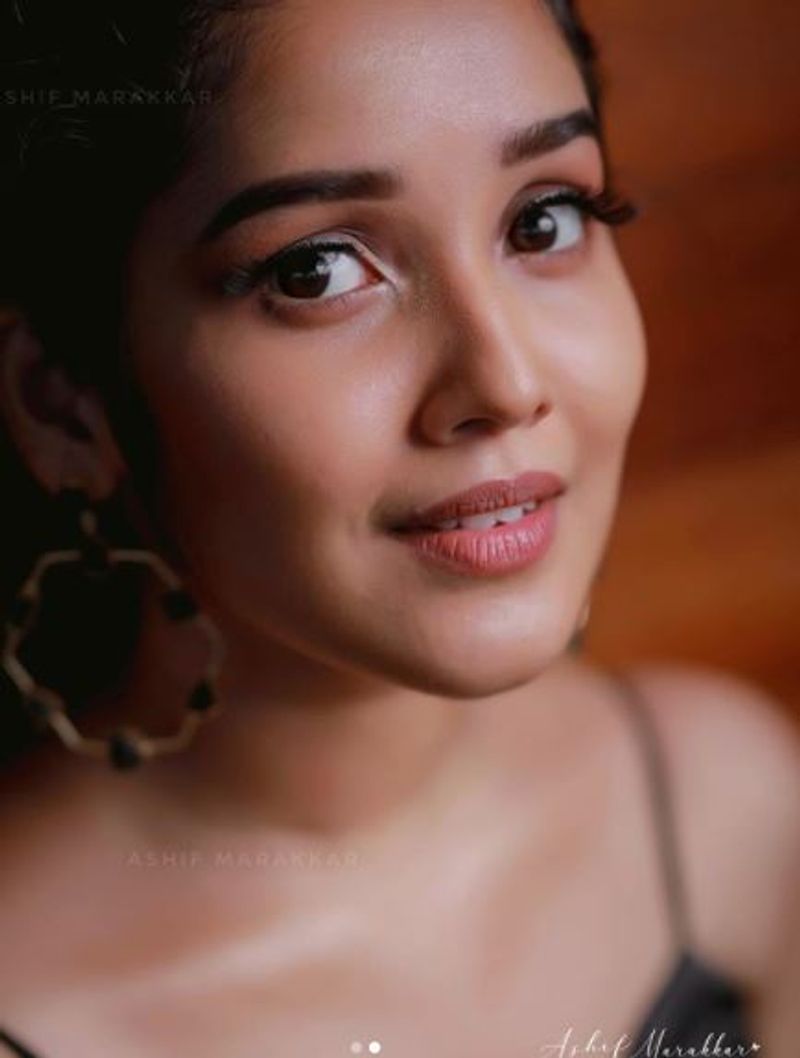 Actress Anikha surendran Latest Photos going viral