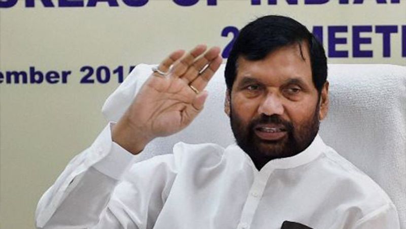 राम विलास पासवान ने साल 2000 में लोक जनशक्ति पार्टी का गठन किया। इसके पहले दलितों की राजनीति करने वाले पासवान ने 1981 में दलित सेना संगठन की भी स्थापना की थी। साल 2009 में भी उन्हें रामसुंदर दास जैसे बुज़ुर्ग समाजवादी ने यहां पर हराया था। 