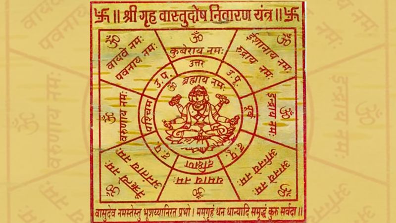 1. घर का मुख्य द्वार पूर्व, उत्तर या पश्चिम दिशा में हो तो शुभ रहता है। अगर मेन डोर दक्षिण दिशा में हो तो घर में वास्तु दोष नाशक यंत्र रखें। द्वार पर कोई शुभ चिह्न लगाएं।
