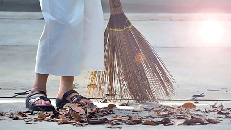 <p>উত্তর-পূর্ব কোণে যদি নোংরা আবর্জনা থাকে তাহলে তা বাস্তু দোষ তৈরি করে। আর এই বাস্তু দোষ আপনার সন্তানের পড়াশোনাকে ক্ষতিগ্রস্ত করতে পারে।</p>