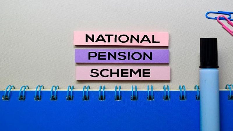 पहली बार अब मिलेगी यह सुविधा
नेशनल पेंशन सिस्टम (NPS) के कुछ नियमों में बदलाव हुआ है। इससे इसमें निवेश करने वालों को कुछ खास सुविधा मिलेगी। 6 अक्टूबर, 2020 को जारी पेंशन फंड रेग्युलेटरी एंड डेवलपमेंट अथॉरिटी (PFRDA) की प्रेस विज्ञप्ति के मुताबिक, PFRDA ने अब अपने मौजूदा विकल्पों के अलावा, ग्राहकों की सुविधा के लिए वीडियो बेस्ड कस्टमर आइडेंटिफिकेशन प्रॉसेस (VCIP) का उपयोग करने की अनुमति दे दी है। इससे इस योजना में निवेश करने वालों को सुविधा होगी।
(फाइल फोटो)
