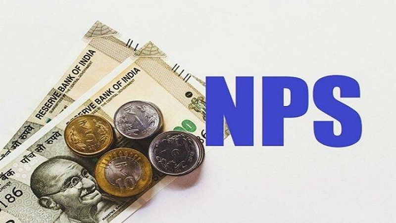 1000 रुपए से कर सकते हैं निवेश
एनपीएस (NPS) के तहत दो तरह के अकाउंट खुलते हैं टियर-1 और टियर-2। टियर-1 रिटायरमेंट अकाउंट होता है, वहीं टियर-2 एक वॉलन्टियरी अकाउंट है, जिसमें कोई भी वेतनभोगी निवेश कर सकता है। टियर-1 अकाउंट खुलने के बाद ही टियर-2 खाता खुलता है। एनपीएस टियर-1 को एक्टिव रखने के लिए सालाना कॉन्ट्रिब्यूशन 6,000 रुपए से घटाकर अब 1,000 रुपए कर दिया गया है। इस अकाउंट को 65 साल की उम्र तक चलाया जा सकता है। एनपीएस (NPS) में निवेश पर 40 फीसदी एन्युटी खरीदना जरूरी है। वहीं, 60 फीसदी रकम 60 साल की उम्र के बाद एकमुश्त निकाली जा सकती है। अगर न्यूनतम सालाना निवेश नहीं किया जाता है तो खाते को फ्रीज कर उसे निष्क्रिय कर दिया जाता है।
(फाइल फोटो)
