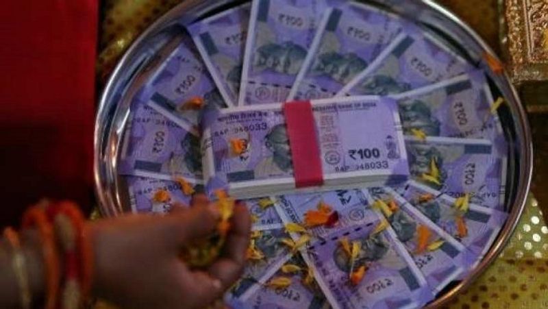 कितना मिलेगा रिटर्न
अगर किसी की उम्र 30 साल है और वह एनपीएस (NPS) अकाउंट में हर महीने 5,000 रुपए निवेश शुरू कर इसे 30 साल तक जारी रखते है तो 10 फीसदी रिटर्न के साथ 60 साल की उम्र में उसके अकाउंट में 1.12 करोड़ रुपए हो जाएंगे। नियम के मुताबिक, 60 साल उम्र होते ही निवेशक को एकमुश्त 45 लाख रुपए नकद मिल जाएंगे। इसके अलावा हर महीने 45,000 रुपए पेंशन मिलेगी। बता दें, निवेशक 30 साल में कुल 18 लाख रुपए निवेश करेगा। इसमें 10 फीसदी सालाना रिटर्न का अनुमान लगाया गया है। यह ब्याज दर कम-ज्यादा हो सकती है।
(फाइल फोटो)
