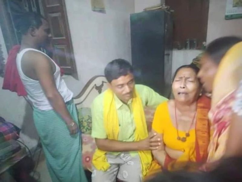 बताते चलें की रामविलास पासवान ने दो शादियां की थीं। 1960 में पहली शादी राजकुमारी देवी से हुई थी। इस शादी से आशा और उषा दो बेटियां हैं। दूसरी शादी 1983 में रीना देवी से की। इस शादी से चिराग और एक बेटी है। पासवान ने पहली पत्नी को तलाक दे दिया था। (रोती बिलखती रामविलास पासवान की पहली पत्नी।)