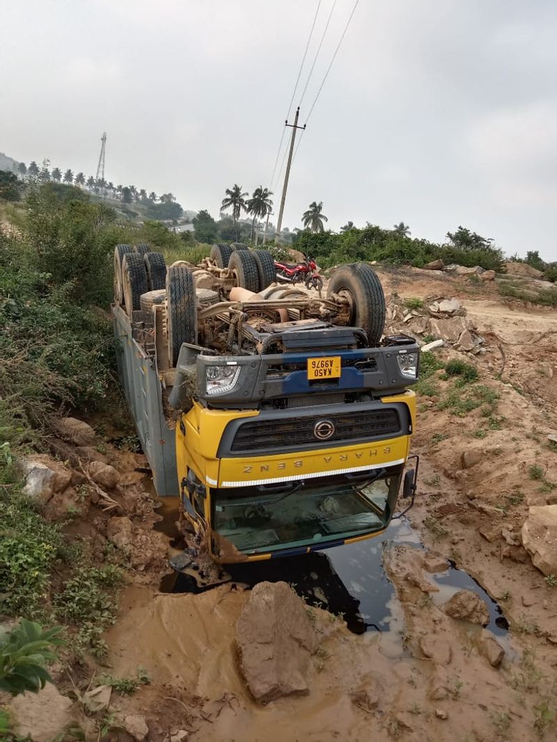 Tipper lorry Accident At Chikkaballapura snr
