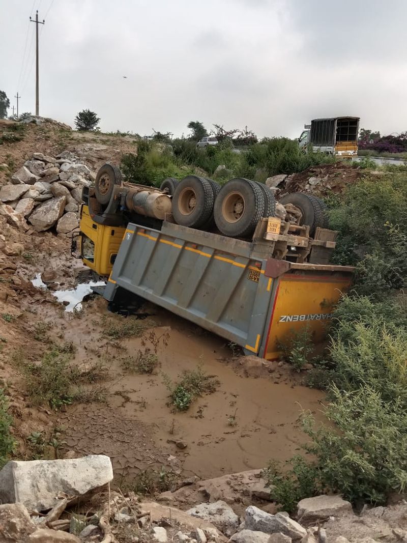 Tipper lorry Accident At Chikkaballapura snr