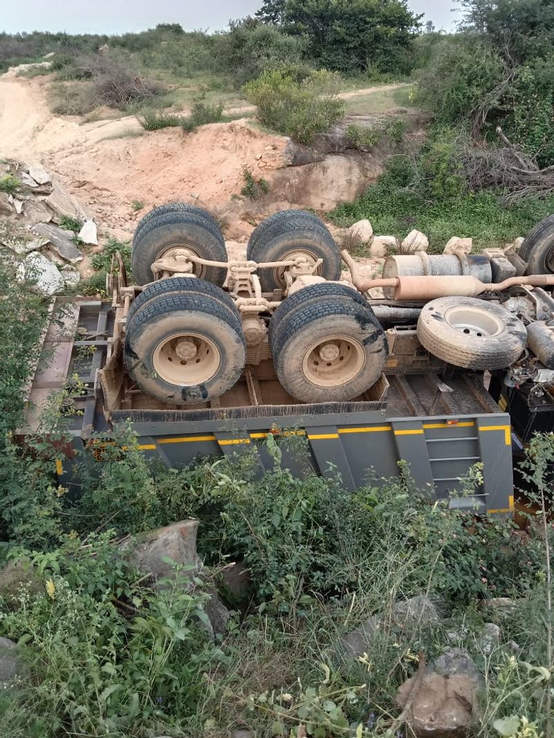 Tipper lorry Accident At Chikkaballapura snr