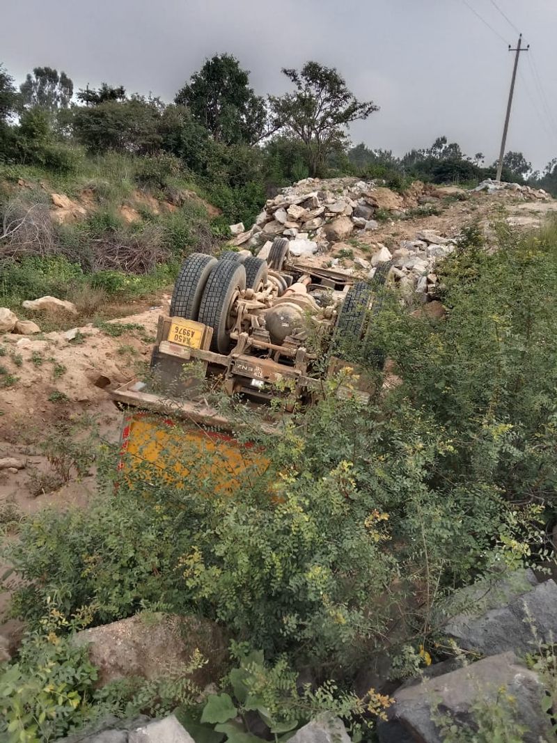 Tipper lorry Accident At Chikkaballapura snr
