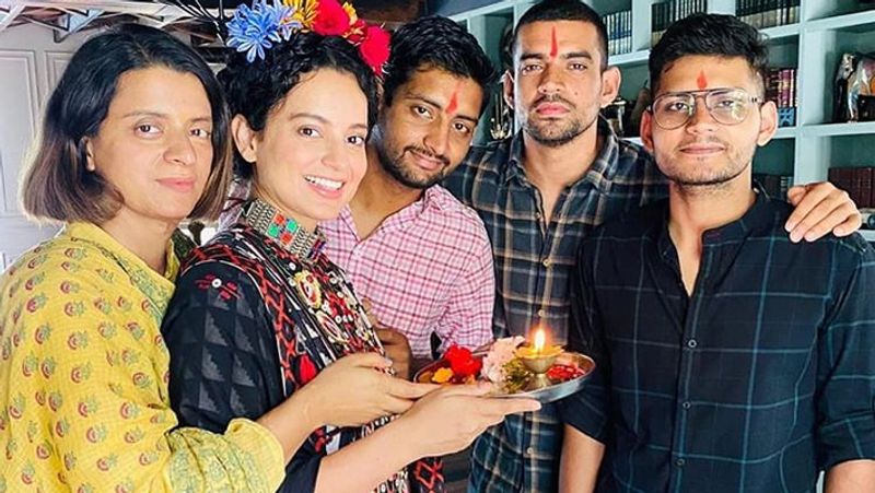 'थलाइवी' फिल्म तमिलनाडु की पूर्व सीएम जे जयललिता की बायो ग्राफिकल फिल्म है। इसे हिंदी, तमिल और तेलुगू भाषा में रिलीज किया जाएगा। वहीं, कंगना इसमें जयललिता के किरदार में नजर आएंगी। इस किरदार के लिए कंगना ने अपना वजन 20 किलो तक बढ़ाया था। फिल्म के अगले साल तक रिलीज होने की संभावना जताई जा रही है।